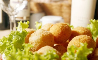 O bolinho de carne seca é a sensação no Caldos & Vinhos Forno de Barro